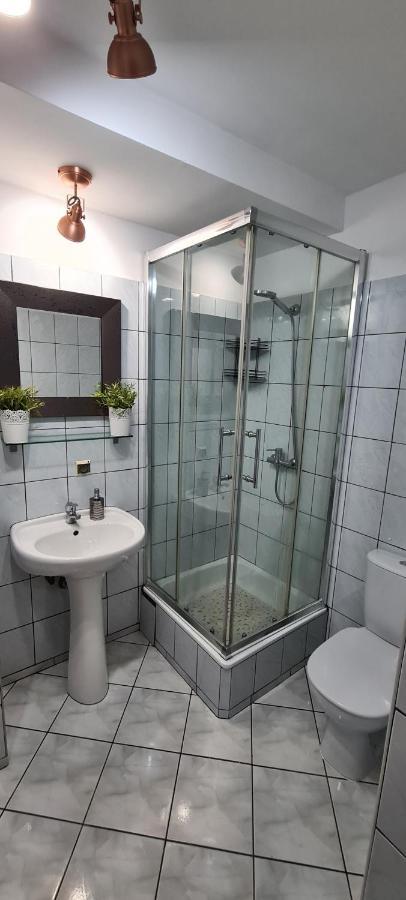 Quiet Basement Apartment พอซนาน ภายนอก รูปภาพ
