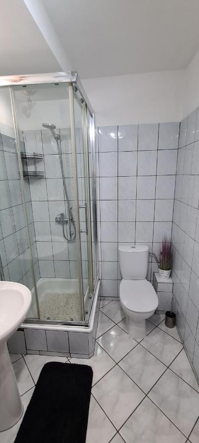 Quiet Basement Apartment พอซนาน ภายนอก รูปภาพ