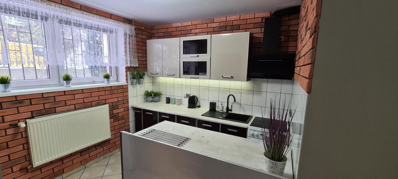Quiet Basement Apartment พอซนาน ภายนอก รูปภาพ